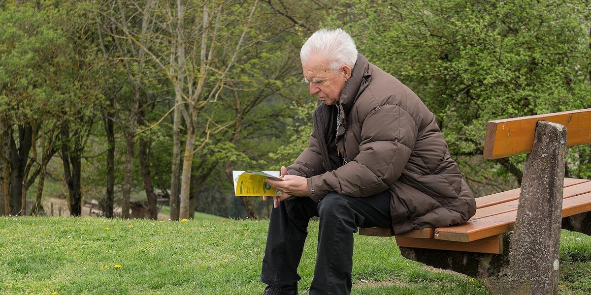 Längre liv och svajiga ekonomier gör att människor måste gå i pension senare