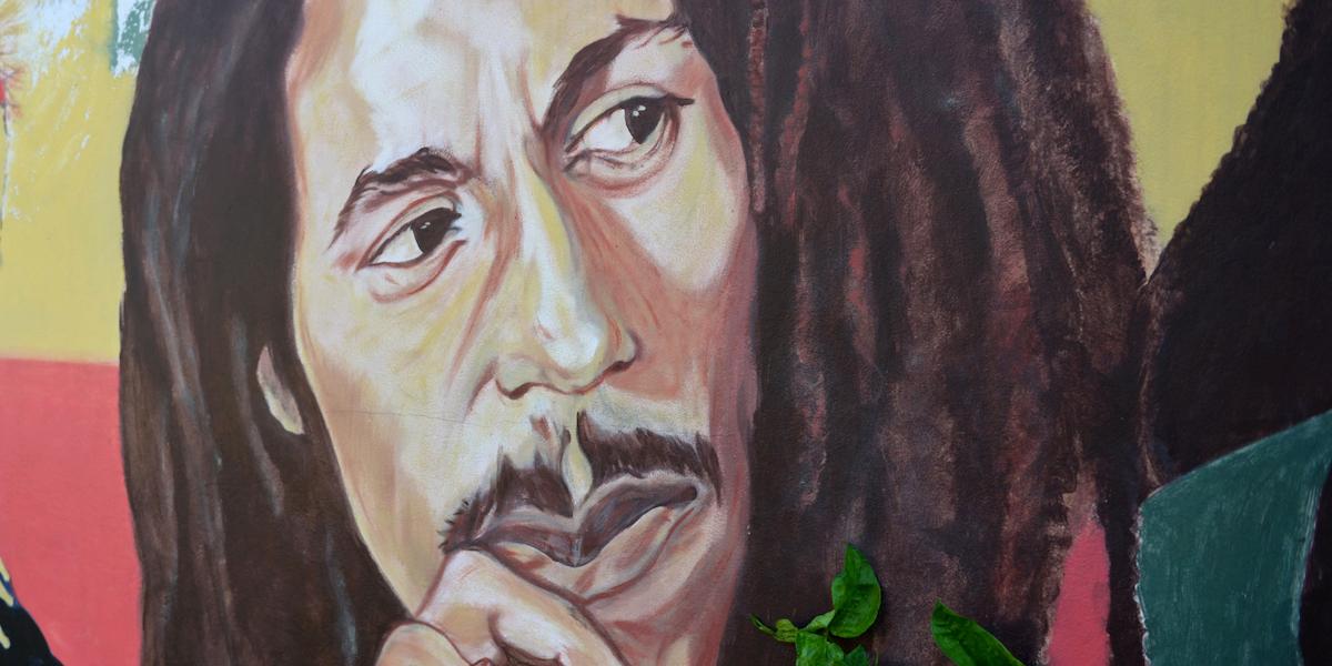 "Musik ska byggas utav glädje", sjunger Lill Lindfors och vice versa. Det tycks även vara konsultfirman McKinsey & Co:s melodi. På bilden ett konstverk föreställande Bob Marley.
