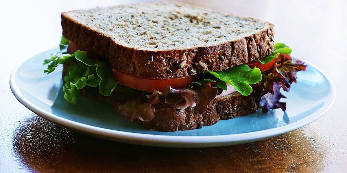 EnSandwich. Den så kallade Sandwich-generationen känner press både från familjens äldre och från familjens yngre