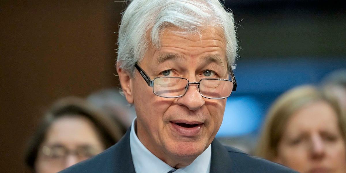 JPMorgan Chases vd Jamie Dimon sålde aktier under måndagen