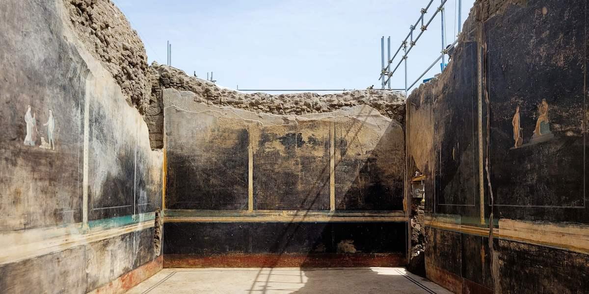 Nya fresker i en bankettsal med svarta väggar som hittats i pågående utgrävningar i Pompeji