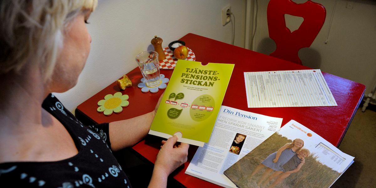 En kvinna läser om tjänstepension. Länsförsäkringar har räknat ut hur det slår på din pension att ta ut tjänstepensionen på kortast möjliga tid, fem år