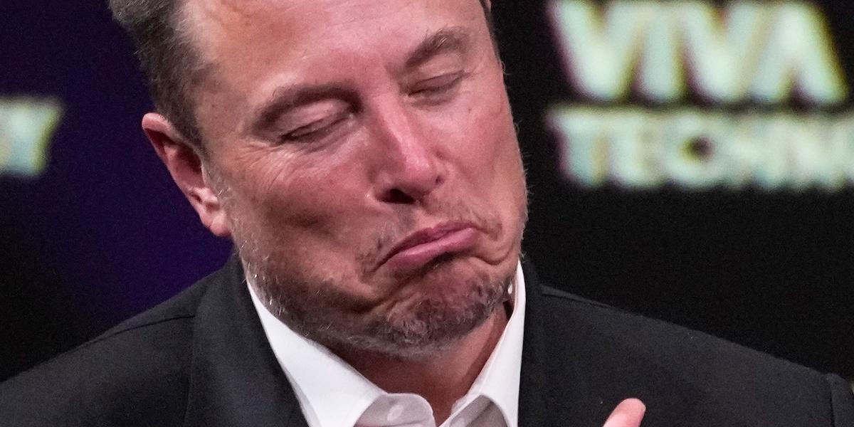 Elon Musk ser sur ut