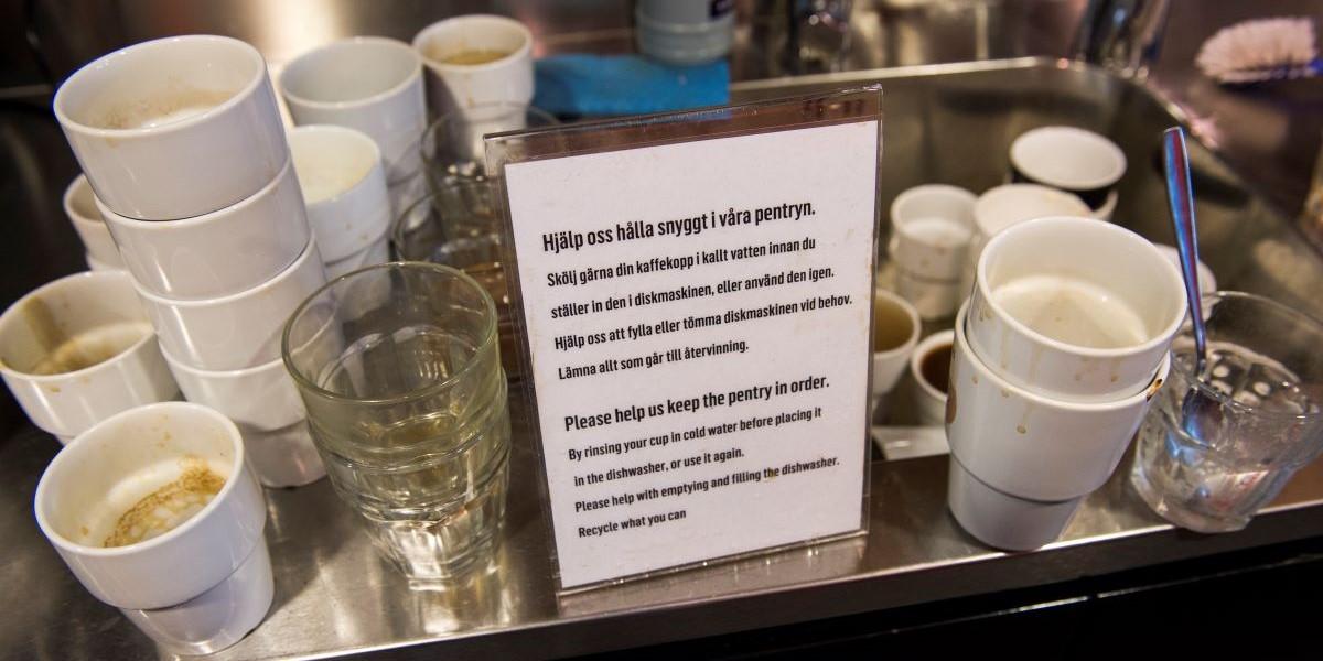 Kvinnor sköter det osynliga jobbet på våra arbetsplatser