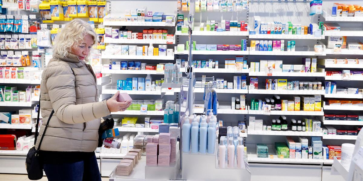 En kvinna i ett apotek. Ett vanligt receptfritt läkemedel har visat sig hjälpa immunsystemet att bekämpa cancer