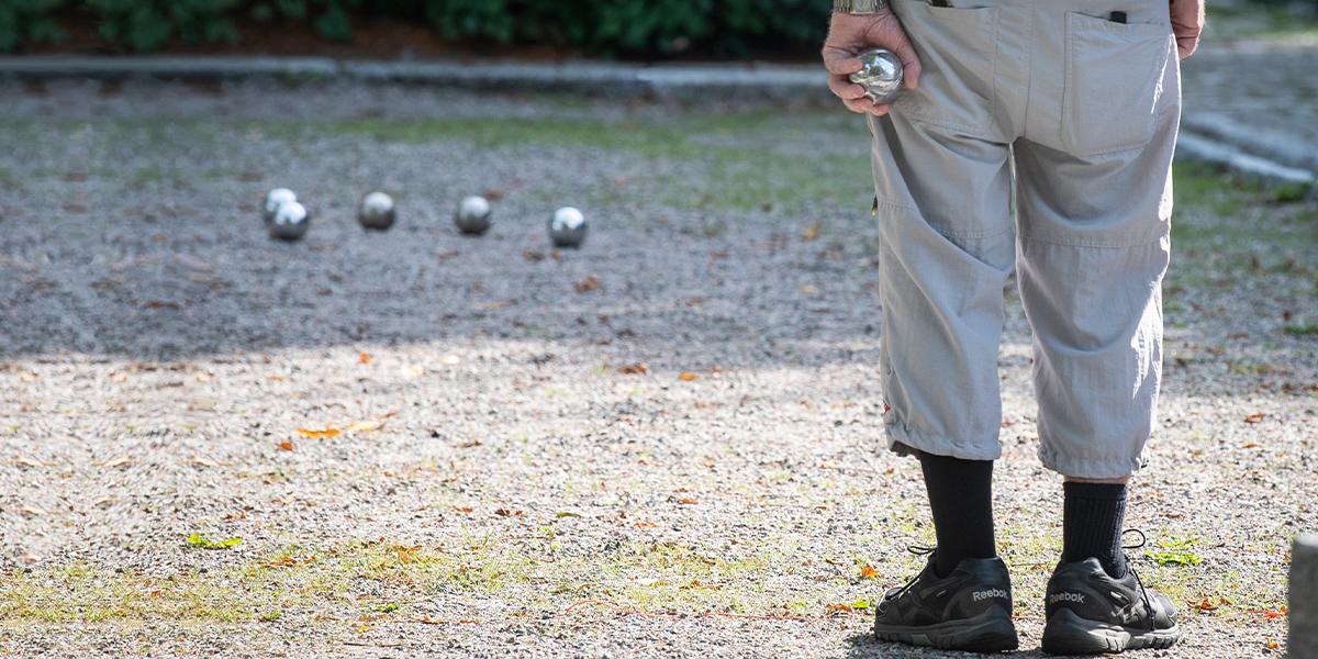 En man spelar boule. Längtar du efter att göra annat än att jobba och funderar på att ta ut den allmänna pensionen så tidigt det går? Här är några råd