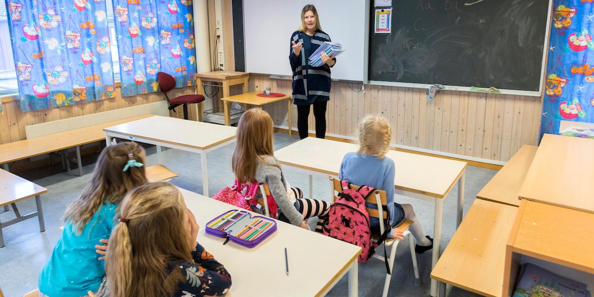 Lärare och elever i ett klassrum. Lärare är ett av de jobb som enligt en ny studie är kognitivt krävande och därmed kan hjälpa din hjärna att upprätthålla minne och tänkande i hög ålder