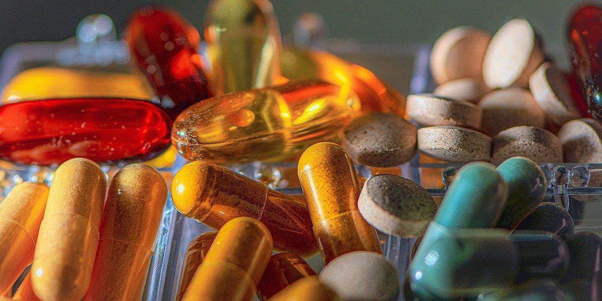 Läkemedel. En ny rapport visar att när bakterier, parasiter, svampar och virus utvecklar resistens mot de läkemedel som ska bekämpa dem hotas den globala livslängden