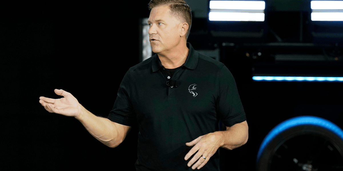Tim Kuniskis, chef för Dodge-märket, talar om Dodge Charger Daytona SRT-konceptet innan dess avtäckning den 17 augusti 2022 i Pontiac, Michigan. Kuniskis, den inofficiella rösten för amerikanska muskelbilar, går i pension från Stellantis efter nästan 32 år med företaget.