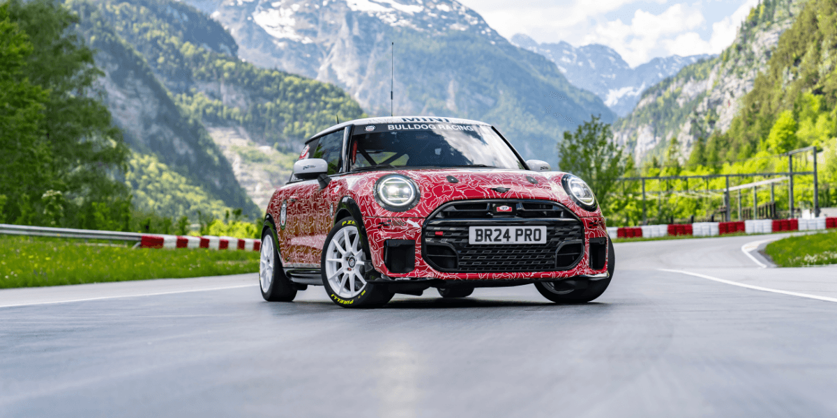 MINI John Cooper Works PROtotype. Det specialdesignade kamouflaget på JCW är en hyllning till det klassiska vit-röda mönstret som användes på Mini-tävlingsbilar under 1960-talet. (Foto: BMW)