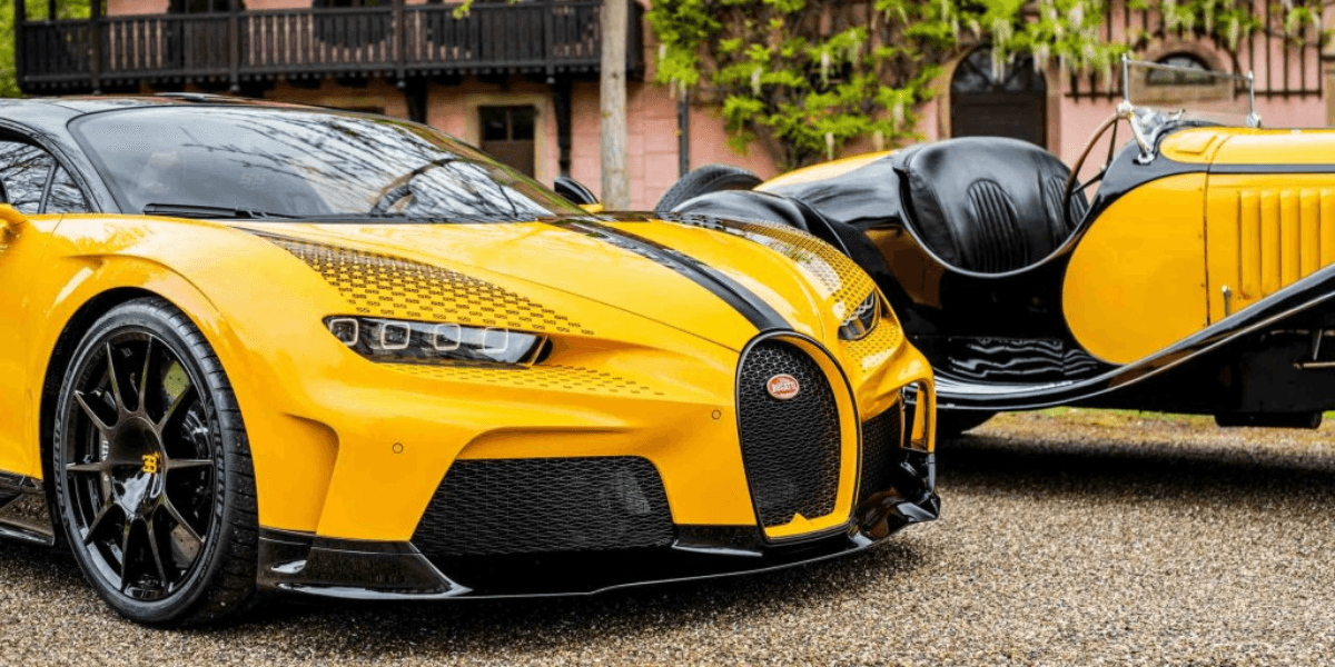 Chiron “55 One of One” bredvid sin musa. (Foto: Bugatti)