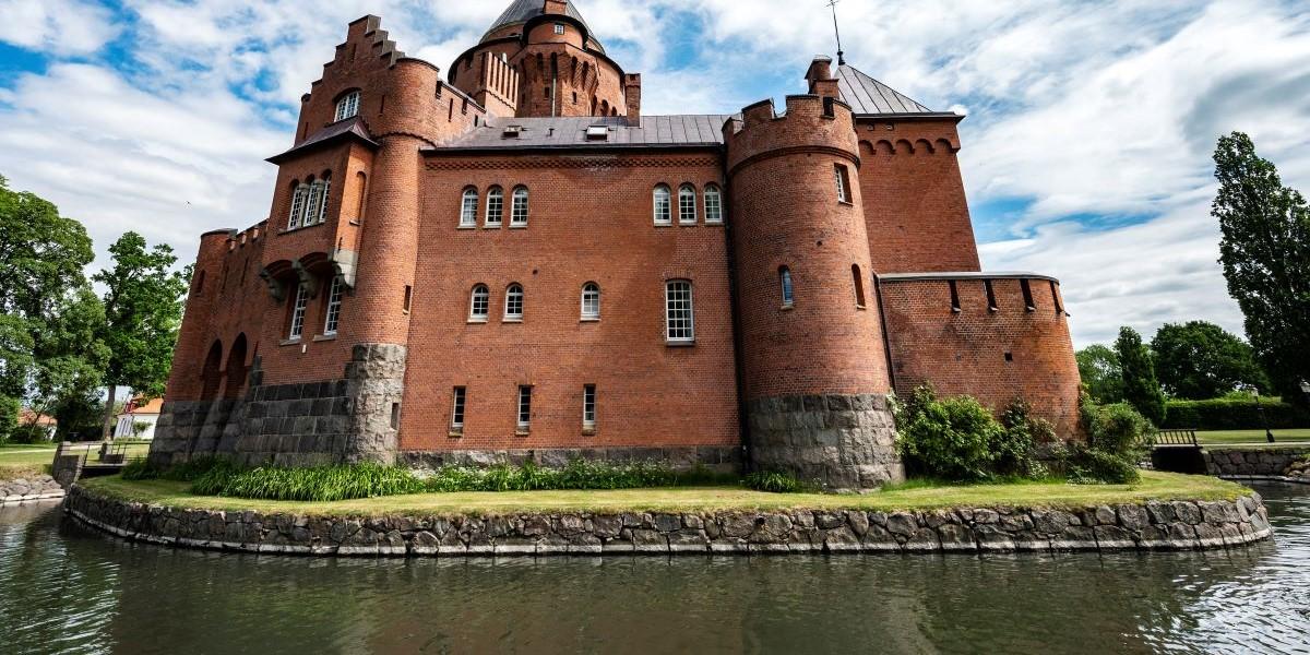 Bolaget har hittills haft en vallgrav som skyddat mot konkurrenter. Men nu ser Aktiespararna att det är på väg att luckras upp och sätter sälj på den svenska kursraketen.