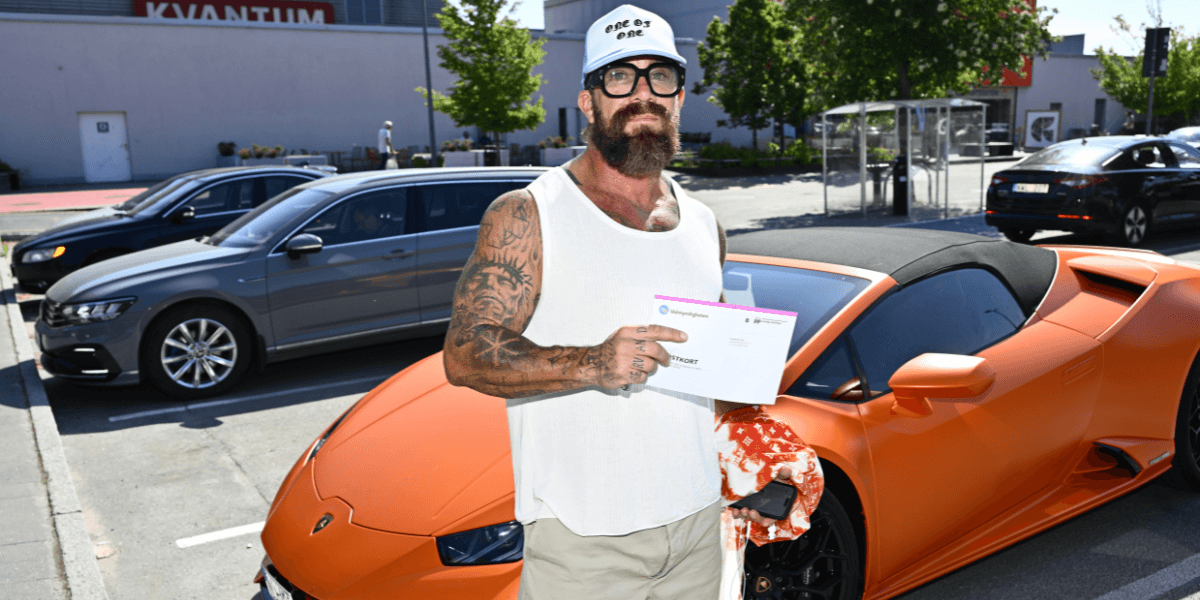 Jan Emanuel röstar i EU-valet 2024 framför sin Lamborghini som nu alltså ska säljas. (Foto: TT)