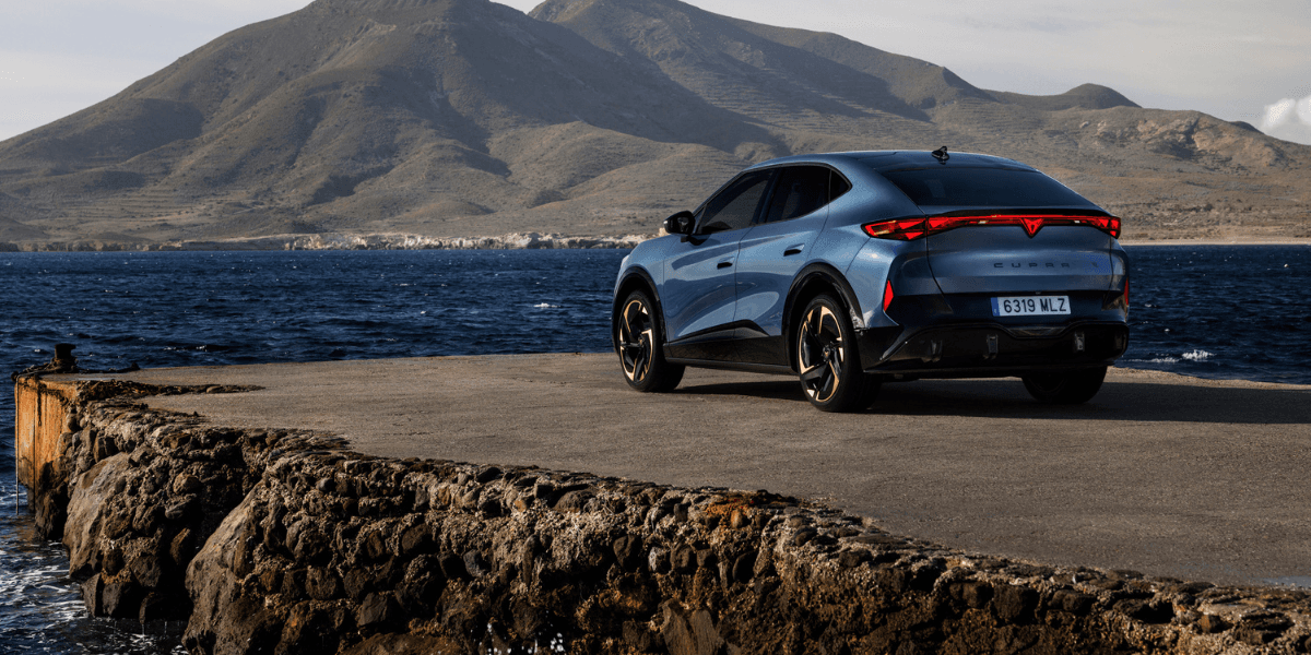 Hit men inte längre, detta är inte en amfibiebil. Jag gillar baken på den här med den lysande loggan, läckert. (Foto: Cupra)
