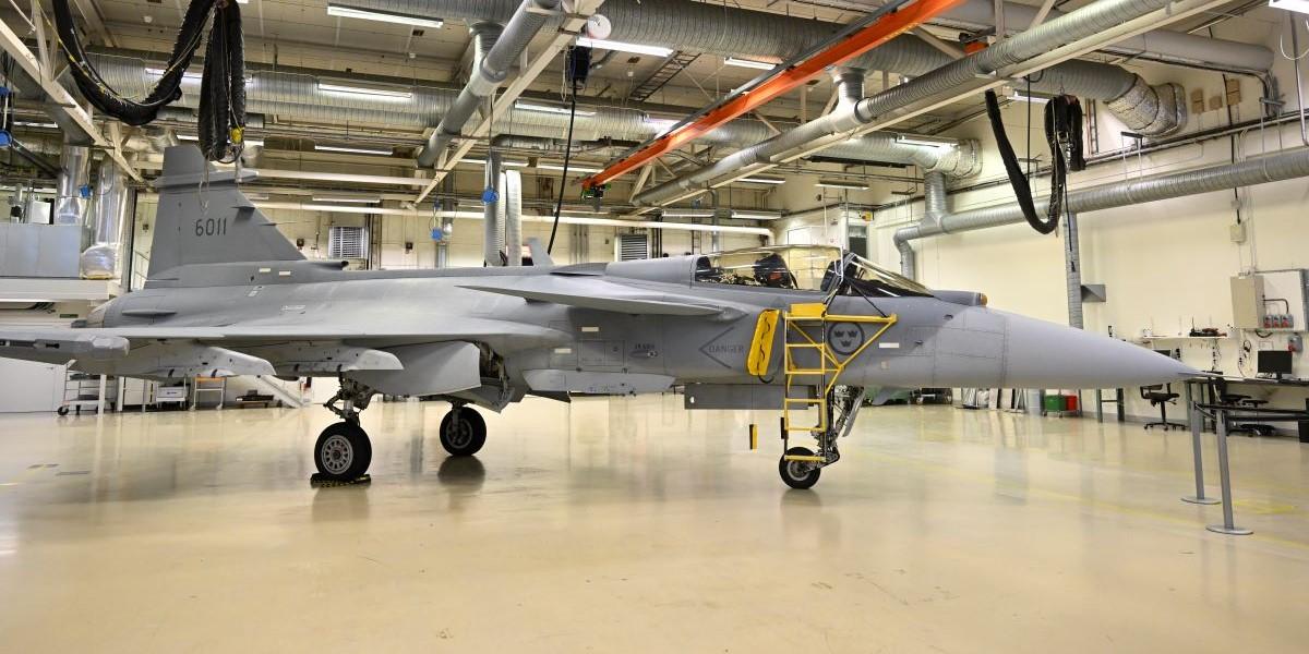 Det blir inga JAS Gripen plan från SAAB till Ukraina. Nyheten rörde knappt börsvärdet i går men i dag faller kursen mer än fem procent sedan marknaderna bearbetat beskedet.