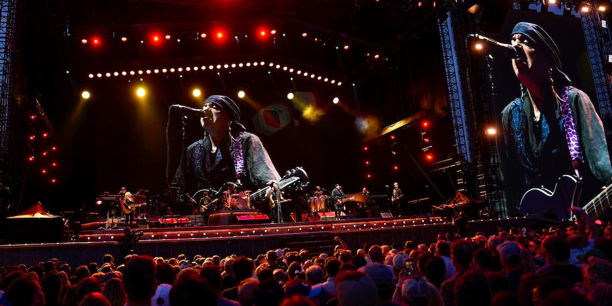 Utsålda arenor men upptrissade priser. Det anser USA:s justitiedepartement som nu stämmer världens största konsertarrangör. På bilden Bruce Springsteen och The E Street Band under en konsert på Wrigley Field i Chicago 2023. (Foto: Rob Grabowski/AP/TT)