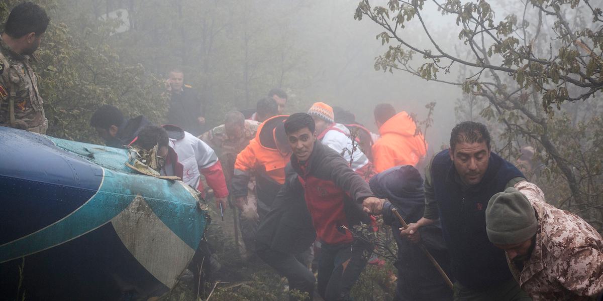 Räddningsteammedlemmar på platsen för den krasch som tog flera människoliv. Däribland Irans president Raisi.