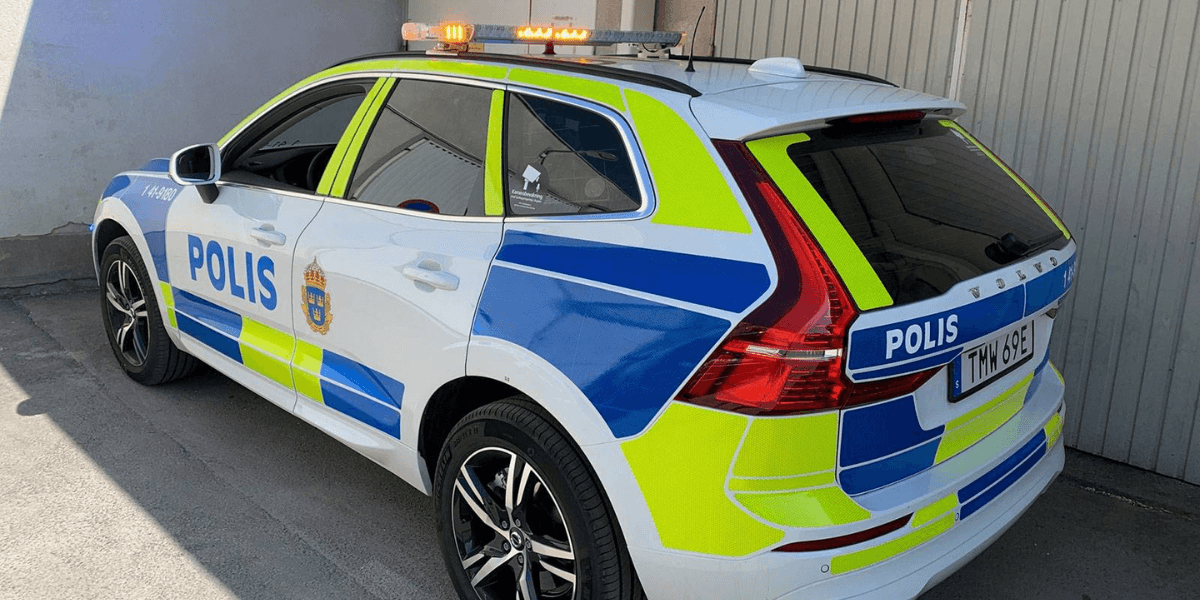 Polisbil med orange ljus. (Foto: Björn Thunblad/Polisen)
