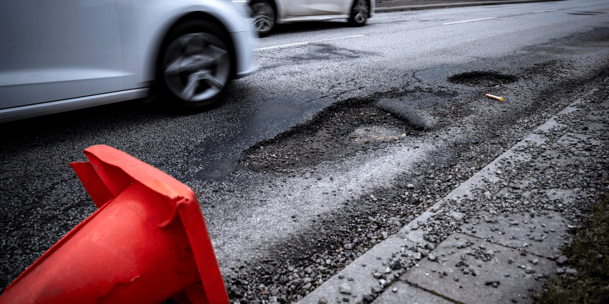 Riksförbundet M Sverige drar nu igång den Nationella potthålsveckan och uppmanar alla att rapportera in alla vägskador de hittar. (Foto: TT)