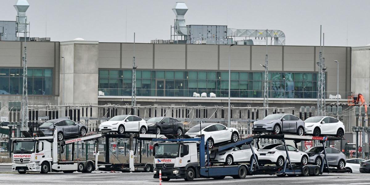 Tesla dumpar osålda bilar i Tyskland