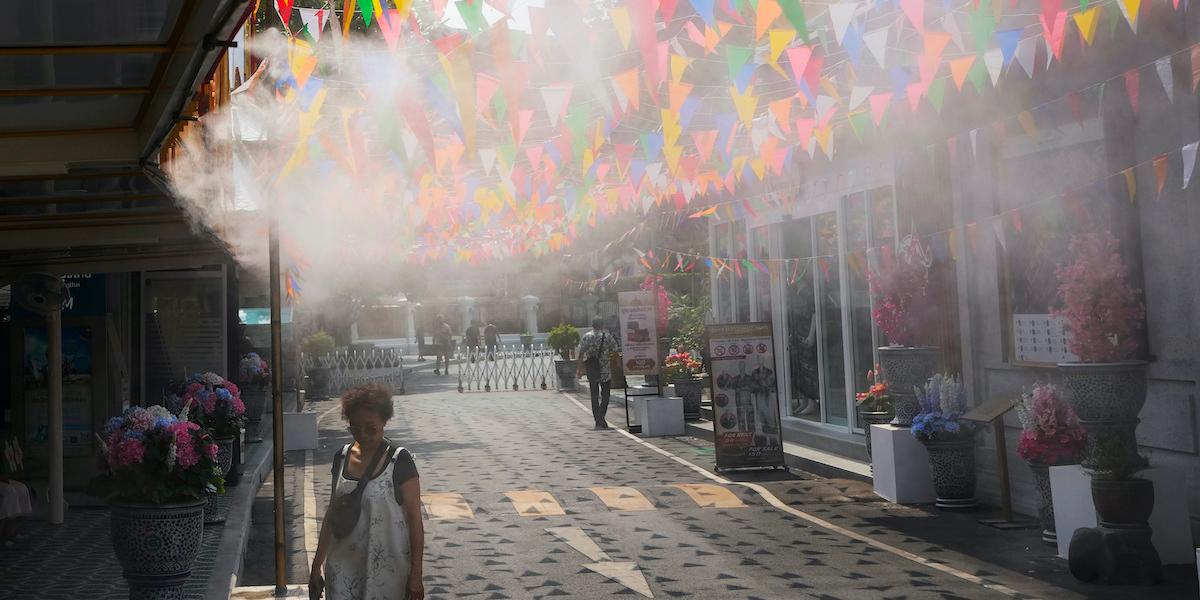 Vatten sprayades ut över gatorna i Bangkok när värmeböljan svepte in till följd av klimatkrisens