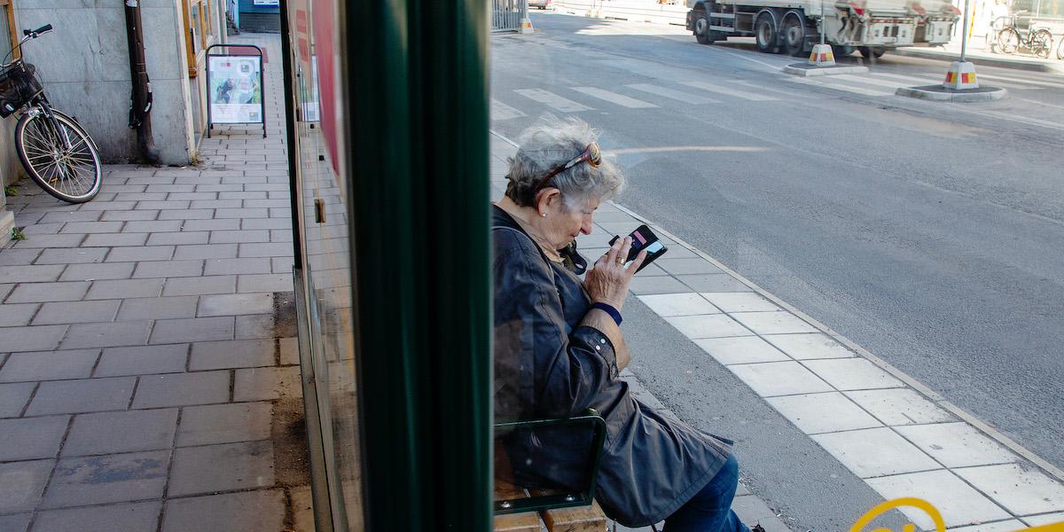 Under måndagen möts bankerna och regeringen för att försöka lösa problemet med telefonbedrägerier mot äldre