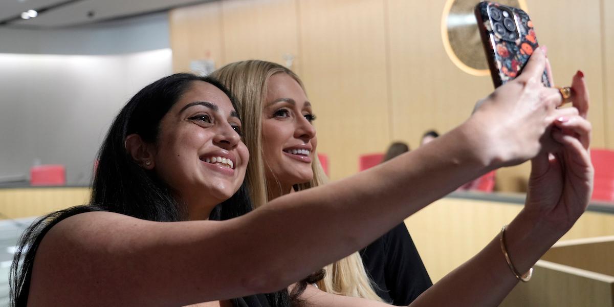 Paris Hilton är själv van vid att ta selfies.