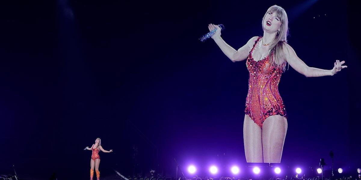 Besvikna fans till Taylor Swift har förlorat närmare 1 miljon pund i falska biljettförsäljningar enligt en färsk rapport.