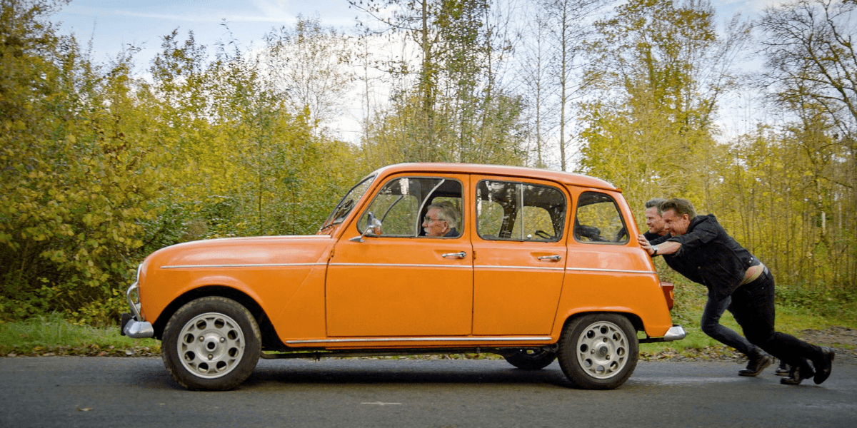 Scenen där pappan får "köra" bilen över gränsen till Frankrike för sista gången. (Foto: Nexico)