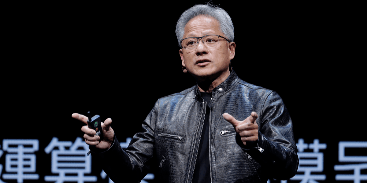 Nvidias vd Jensen Huang på scen.