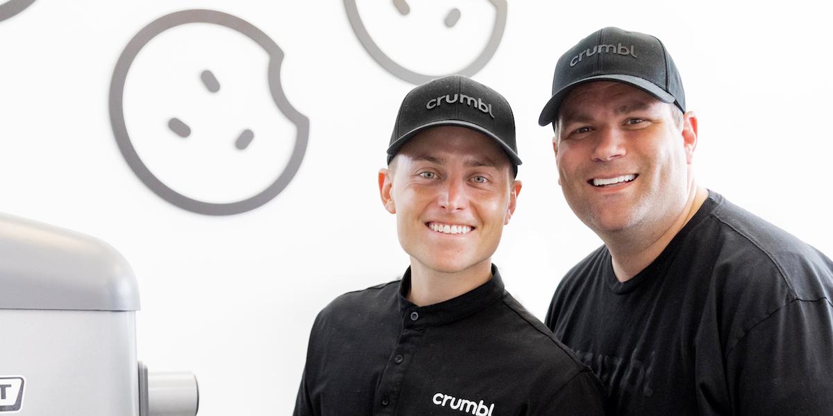Miljonären Jason McGowan hade aldrig satt sin fot i ett professionellt kök när han grundade sitt företag Crumbl Cookies