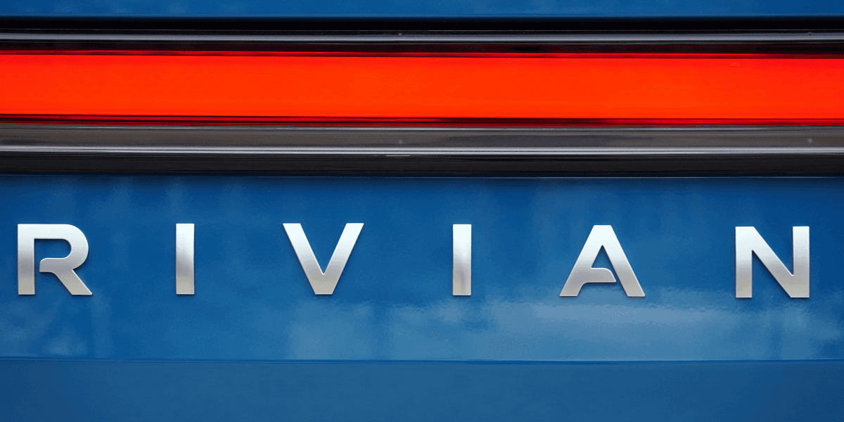 Rivians logo på baksidan av en bil.