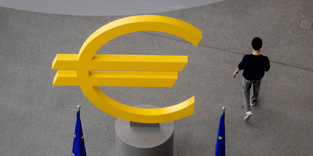 Man går förbi eurosymbolen i Frankfurt.