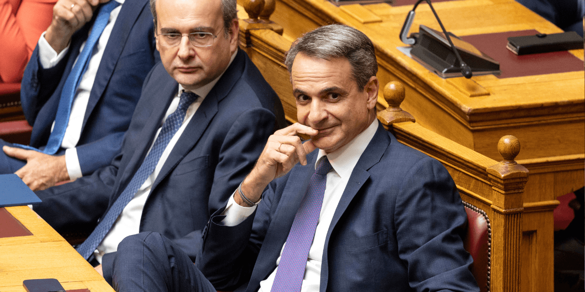 Greklands premiärminister ler.