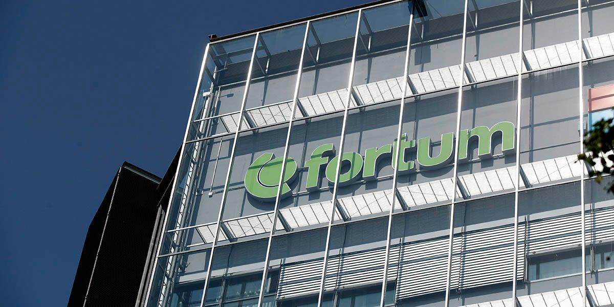 En bild av energiföretaget Fortums byggnad med deras logotyp.