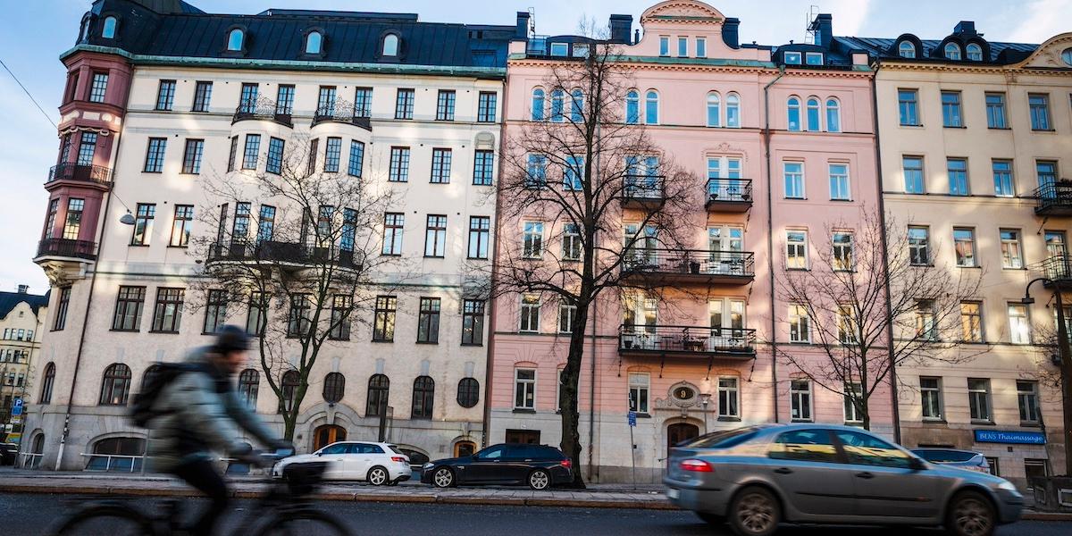 Cyklist framför bostadshus i Stockholm
