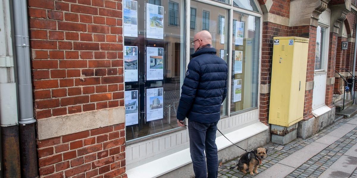 Man som tittar på bostadsannonser. Skillnaden mellan utropspris och slutbud kan skilja stort mellan olika kommuner.