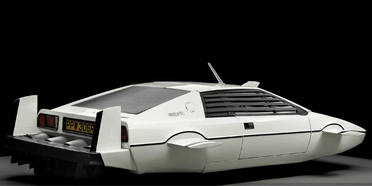 Lotus Esprit 'Wet Nellie' är Elon Musks dygrip i garaget. Men en varning bör utfärdas, han vill sätta i en elmotor. (Foto: Sothebys)