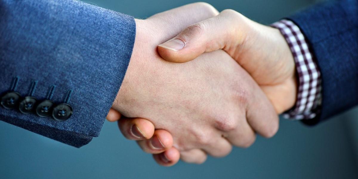 Flera börsbolag har fyllt på kassorna med nyemissioner eller obligationslån visar en genomgång från tidningen privata affärer. Nu kan de vara redo att slå till på förvärv.