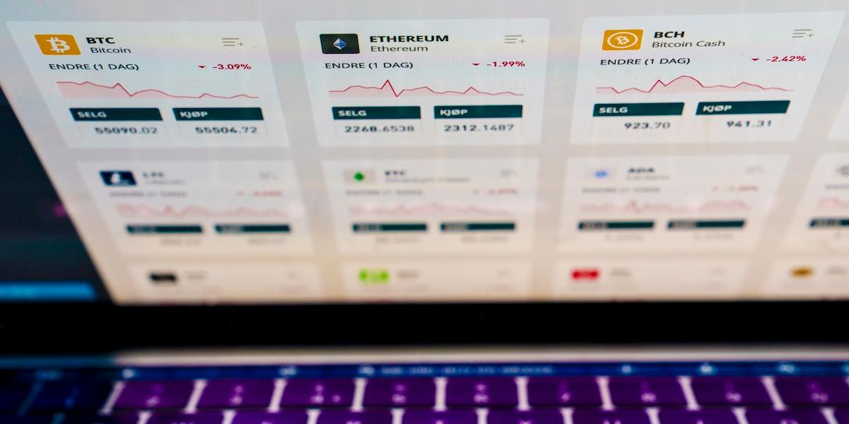 På bilden en dator med kryptohandel. En ny två på marknaden satsar på nya marknader.