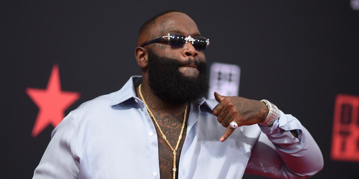 Rick Ross säljer 800 av sina personliga prylar.