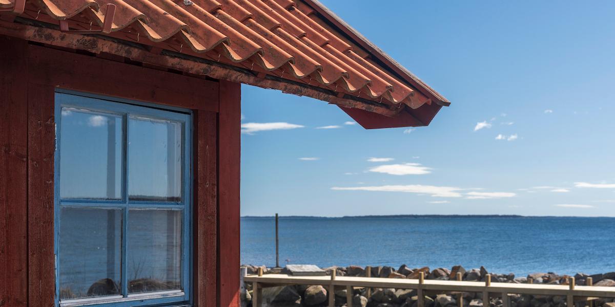 Priserna på fritidshus i Sverige har sjunkit – men borta vid horisonten kan en ännu större fyndchans hägra