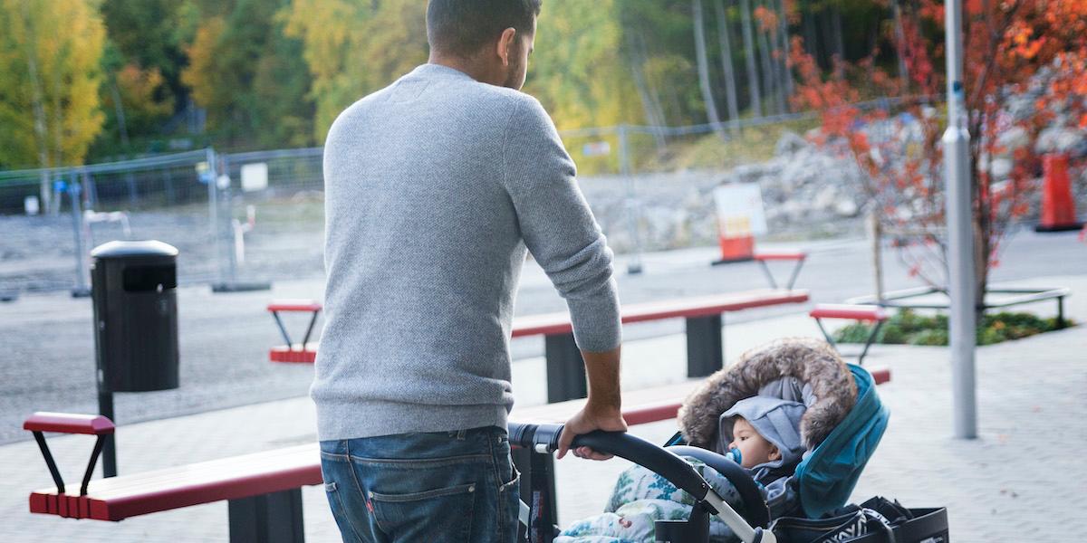 Vi verkar ha viktigare saker för oss än att tänka på pensionen under föräldraledigheten – inte minst papporna