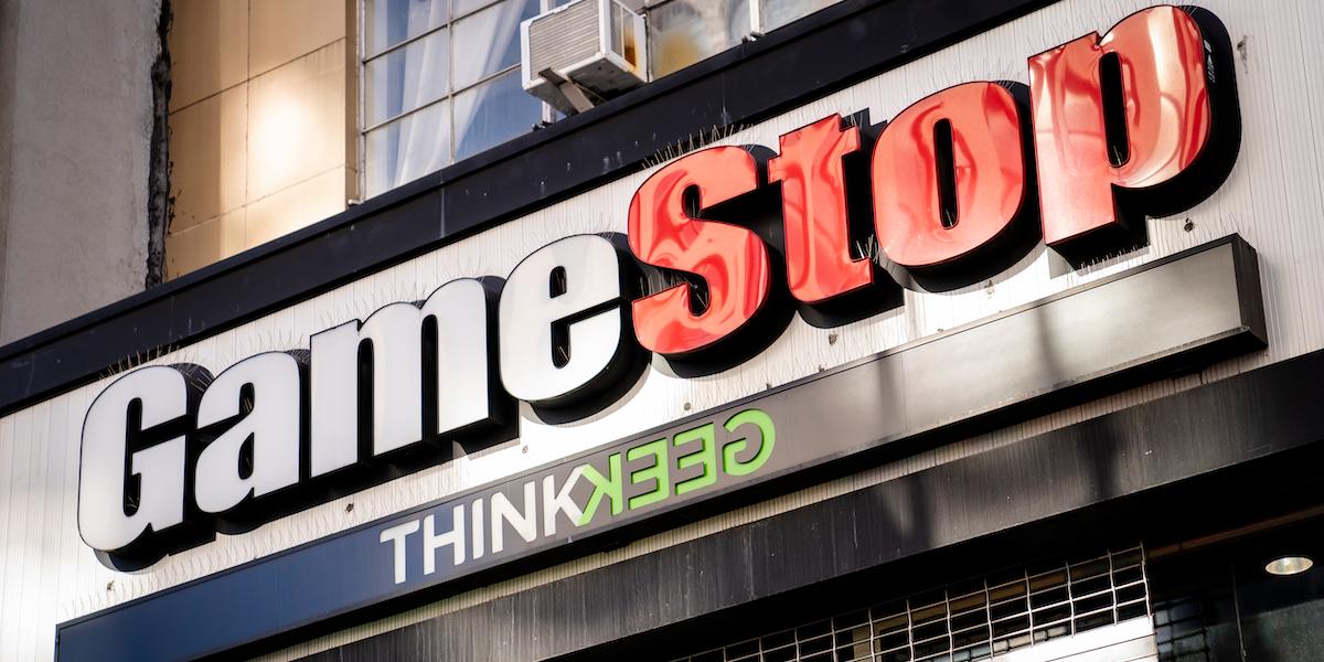 Bild på Gamestop butik. Företaget GameStop har utvecklats från att vara en traditionell återförsäljare av videospel och tillbehör till att bli en mer komplex aktör.