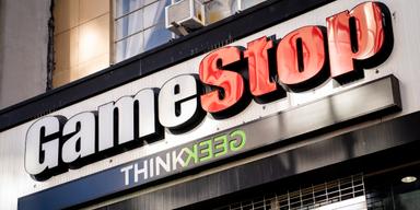 Bild på Gamestop butik. Företaget GameStop har utvecklats från att vara en traditionell återförsäljare av videospel och tillbehör till att bli en mer komplex aktör.
