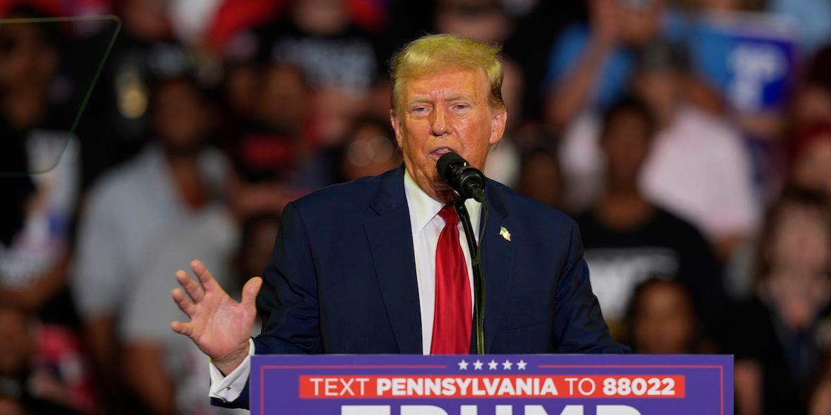 Donald Trump på valmöte. Det finns kryptovalutor som är kopplade till de två presidentkandidaterna