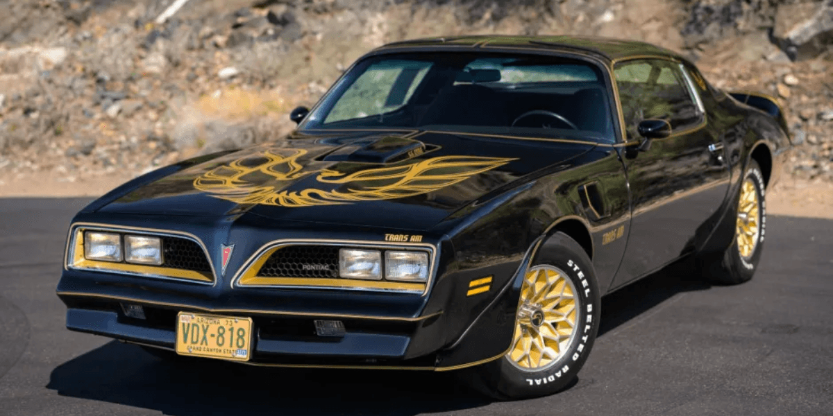 1977 Pontiac Firebird Trans Am, med den ikoniska dekalen på huven. Bilen fanns i flera olika versioner men den kallad Bandit är den vi alla känner igen bäst. (Foto: Bring a trailer auction)