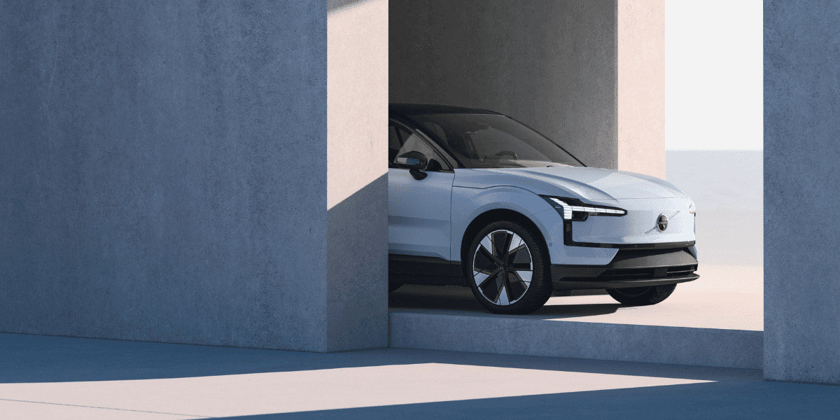 Där står en EX30 och gömmer sig av skam. Bilen har kantats med mjukvaruproblem och nu har kunderna tröttnat. (Foto: Volvo)