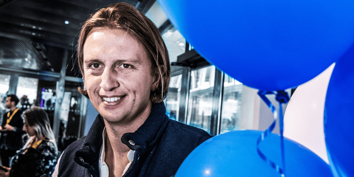 Nik Storonsky bakom ett par ballonger.
