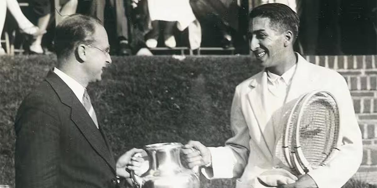 René Lacoste tar emot ytterligare en pokal